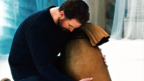 Bild 1 von 4: Sascha (Simon Böer) und Beutolomäus müssen sich trennen. Beuto muss beim neuen Weihnachtsmann Ruprecht bleiben.