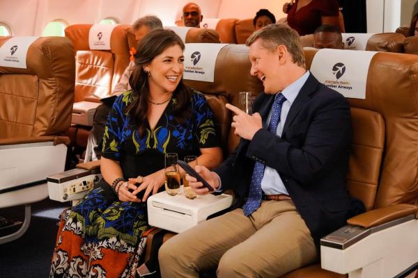 Bild 1 von 15: Kat (Mayim Bialik, l.); Ken Jennings (r.)