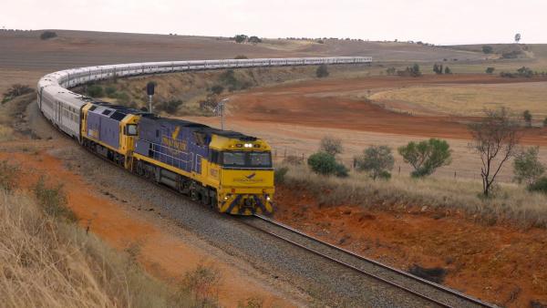 Bild 1 von 3: Seine 30 Wagen geben dem Indian Pacific die eindrucksvolle Länge von 775 Metern.