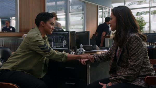 Bild 1 von 3: Detective Angela Lopez (Alyssa Diaz, r.) entschuldigt sich bei Detective Nyla Harper (Mekia Cox, l.) für ihr Fehlverhalten und gesteht dabei, dass sie von Angst erfüllt ist.