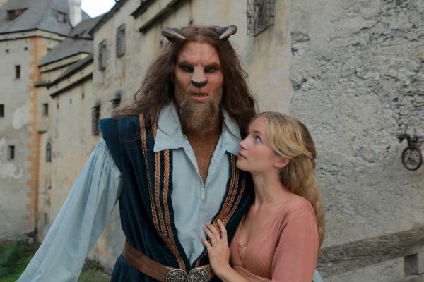 Bild 1 von 7: Die Schöne (Cornelia Gröschel) und das Biest (Maximilian Simonischek).
