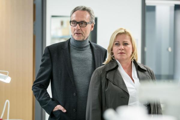 Bild 1 von 5: Dr.Bernhard Marks (Daniel Friedrich, l.); Dagmar Schnee (Petra Kleinert, r.)