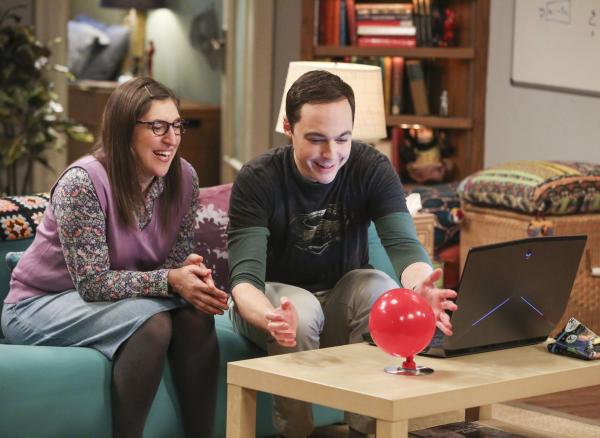 Bild 1 von 19: Sheldon (Jim Parsons, r.) würde alles daran setzen, einmal bei der Professor Proton-Show mitwirken zu dürfen, doch dann fragt Wil ausgerechnet Amy (Mayim Bialik, l.), ob sie in der Show auftreten will ...