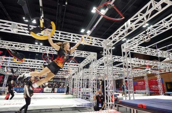 Bild 1 von 2: Lotta Kokemohr nimmt an Ninjasport-Wettkämpfen auf der ganzen Welt teil.