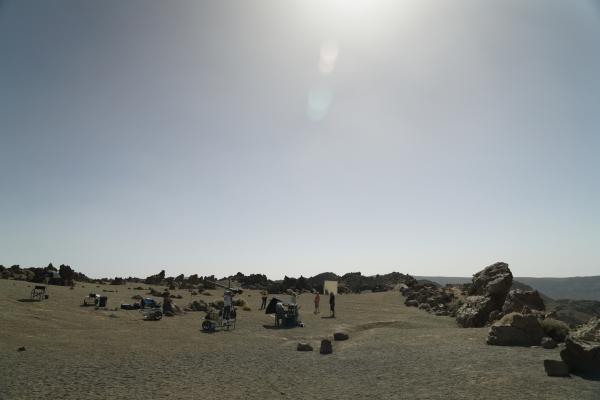 Bild 1 von 8: Dreharbeiten in der Vulkanlandschaft von Teneriffa: Unter echter Sonne zu schwitzen, ist für das Team schon ein anderes Gefühl als unter den Scheinwerfern im Studio.