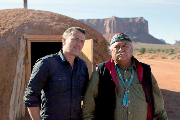 Bild 1 von 4: Bernard Fontanille (li.) besucht den Medizinmann Albert Laughter (re.) im US-amerikanischen Monument Valley.