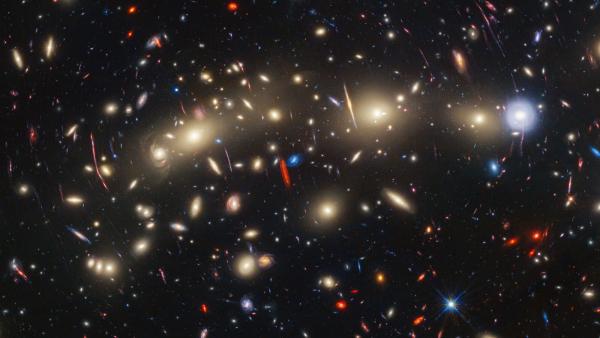 Bild 1 von 2: Dieses Bild zeigt eine Aufnahme des James-Webb-Teleskops von MACS0416, einen gigantischen Galaxienhaufen, der etwa 4,3 Milliarden Lichtjahre von der Erde entfernt ist.