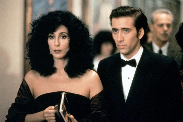 Bild 1 von 3: Loretta Castorini (Cher) hat sich vom Vollmond zu einer stürmischen Liebesnacht mit Ronny Cammareri (Nicolas Cage) hinreißen lassen-- obwohl sie eigentlich mit seinem Bruder liiert ist.