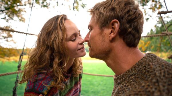 Bild 1 von 9: Alte Freunde, frisch Verliebte: Ella (Inez Bjßrg David) und Florian (Leo Reisinger).
