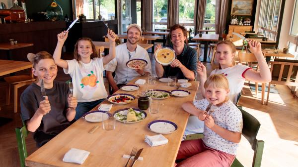 Bild 1 von 5: Tobi (Mitte) und Rico haben ihren vier Testessern Kilian, Luisa, Florentina und Annelie das Lecker-Schmecker-Menü serviert.