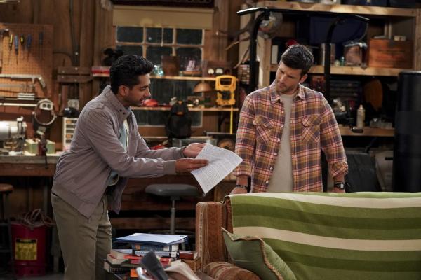 Bild 1 von 17: Al (Adhir Kalyan, l.); Riley (Parker Young, r.)