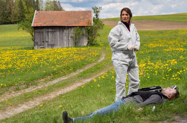 Bild 1 von 5: Dr. Fuchs (Susu Padotzke) ist sich sicher: Der Tote wurde nach seiner Ermordung vom Auto überrollt.