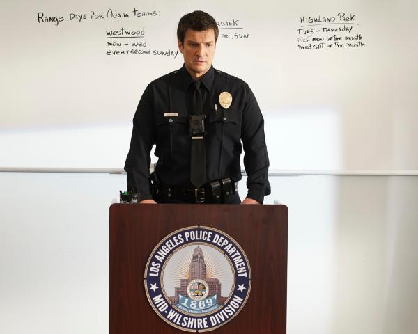 Bild 1 von 3: Officer John Nolan (Nathan Fillion) motiviert seine Kollegen für den Einsatz.