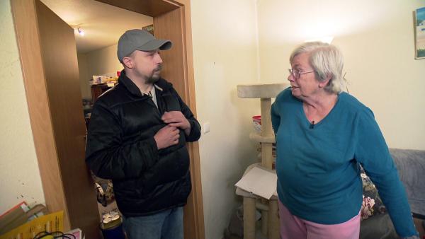 Bild 1 von 4: Peter will Elke beim Umzug helfen