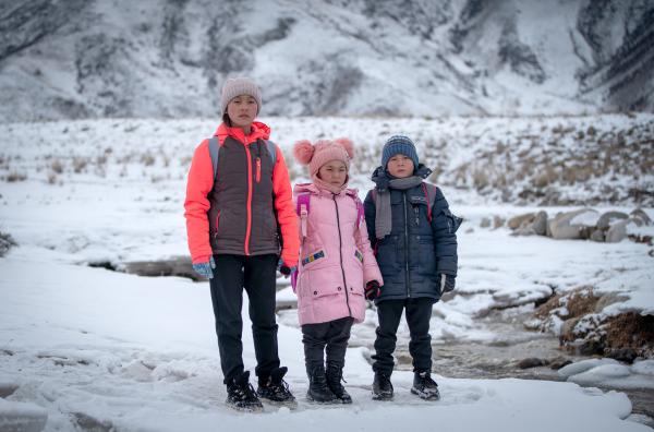 Bild 1 von 3: Akzholtoy Taalaybekova mit ihren Geschwistern Akmarzhan und Syjmyck (v.l.)