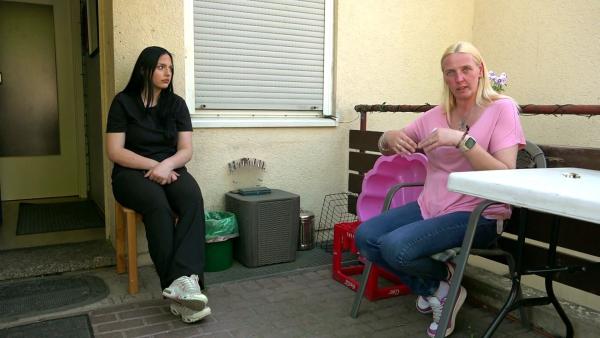 Bild 1 von 3: Katrin (re.) hilft ihrer Tochter Antonia (16) bei der Suche nach einem Praktikumsplatz