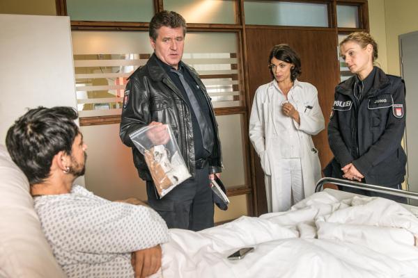 Bild 1 von 11: Hans (Bruno F. Apitz, 2.v.l.) und Franzi (Rhea Harder-Vennewald, r.) konfrontieren Apo (Mehdi Moinzadeh, l.) mit den Drogen, die Frauke in seiner Jacke gefunden hat. Auch Dr. Jonas (Gerit Kling, 2.v.r.) ist gespannt, wie Apo das erklären möchte.