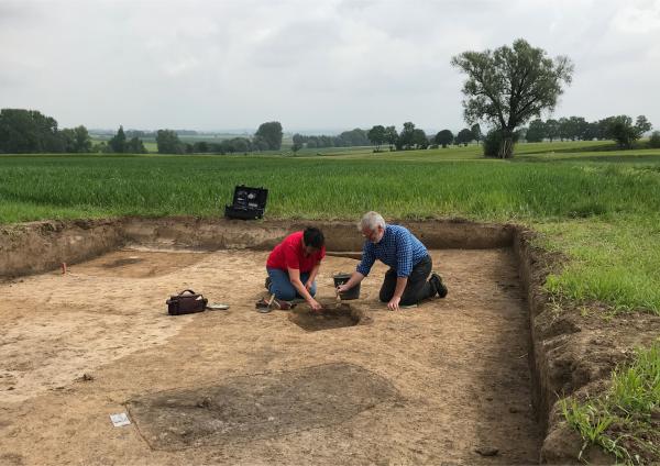 Bild 1 von 10: Auf einem Feld bei Warburg in Nordrhein-Westfalen finden die Archäologen Hans-Otto Pollmann und Maria Hahne einen 7000 Jahre alten Friedhof. Zum Vorschein kommen neben Knochenresten und Zähnen auch Grabbeigaben.