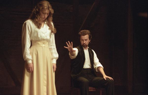 Bild 1 von 19: Eines Tages trifft der berühmte Illusionist Eisenheim (Edward Norton, r.) im Wien der Jahrhundertwende während einer Vorstellung auf seine Jugendliebe Sophie (Jessica Biel, l.), die mittlerweile mit dem österreichischen Kronprinzen Leopold liiert ist, der den Magier des Betrugs überführen möchte - koste es, was es wolle ...