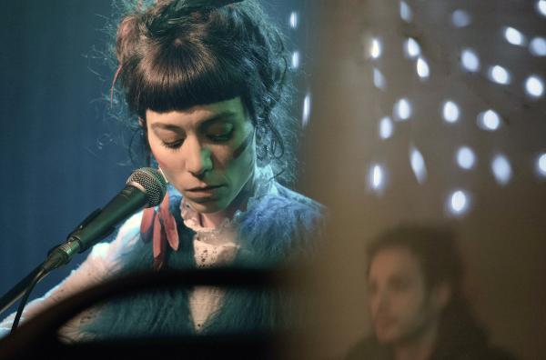 Bild 1 von 5: Niki (Soliane Moisset) singt ab und zu eigene Songs in der ?Bar aux flocons?.