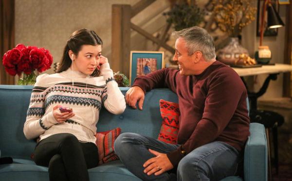 Bild 1 von 19: Kate Burns (Grace Kaufman, l.); Adam Burns (Matt LeBlanc, r.)