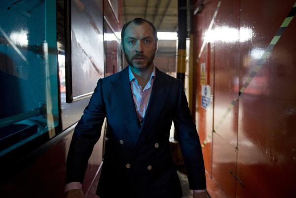 Bild 1 von 17: Nach zwölf Jahren im Gefängnis ist der Safe-Knacker Dom Hemingway (Jude Law) wieder auf freiem Fuß und hat schon einen ganz genauen Plan, was er jetzt als erstes tun wird: Seinen alten Boss auftreiben, für den er ins Gefängnis gewandert ist, und von dem die damalige Beute einfordern ...