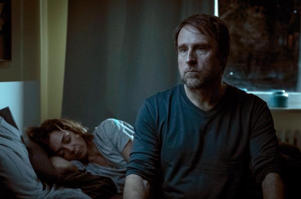 Bild 1 von 22: Im Bild: Kommissar Peter Nadler (Bjarne Mädel) steht vor einer schweren Entscheidung.