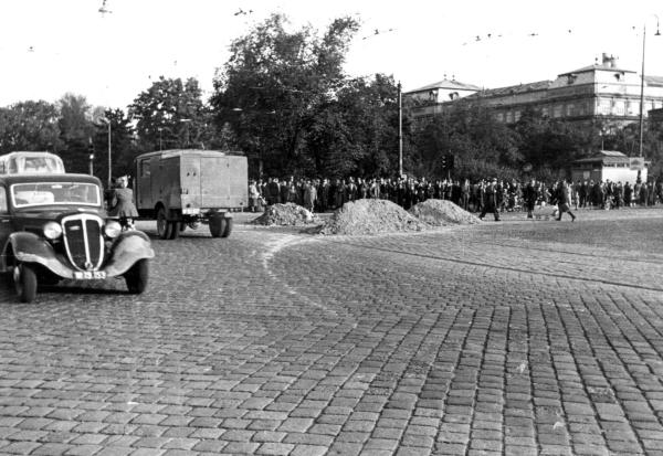 Bild 1 von 9: Im Bild: Schutthaufen blockieren Straßenbahnschienen am Karlplatz.