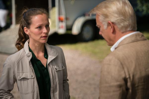 Bild 1 von 15: Liv (Franziska Wulf) spürt, dass Ingmar (Christoph M. Ohrt) ein Geheimnis vor ihr verbirgt.