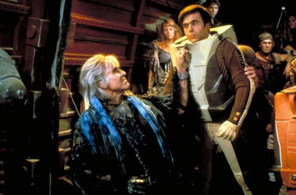 Bild 1 von 11: Cmdr. Chekov (Walter Koenig, r.), erster Offizier des Raumschiffs Reliant, gerät in die Fänge von Khan (Ricardo Montalbán, l.) â?¦