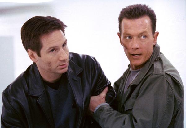 Bild 1 von 8: Fox Mulder (David Duchovny, l.); John Doggett (Robert Patrick, r.)