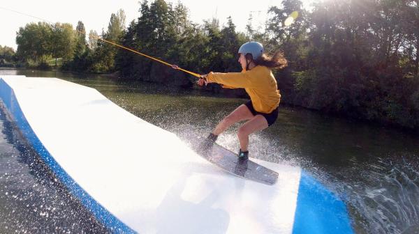 Bild 1 von 6: Kurz vor dem Absprung auf der Wakeboarding-Anlage in Langenfeld.