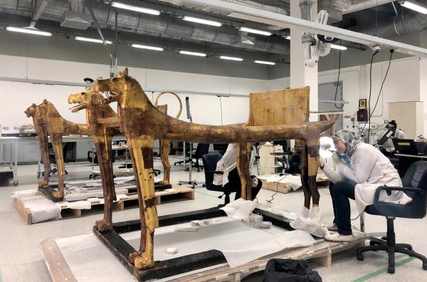 Bild 1 von 5: In den hochmodernen Werkstätten des neuen Museums werden die verschiedenen Fundstücke, wie dieses Bett, gereinigt und restauriert.