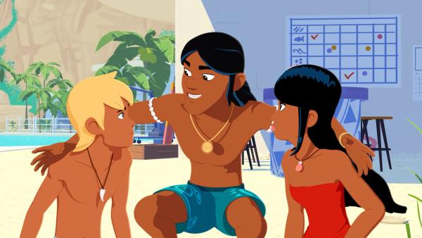 Bild 1 von 4: Auru (M.) begrüßt Yann (l.) und Timeti (r.) freudig. Doch er merkt schnell, dass mit den beiden etwas nicht stimmt. Sie haben ihr Gedächtnis verloren.