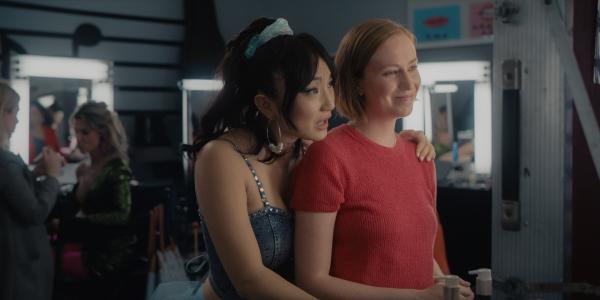 Bild 1 von 2: Deborahs Freundin Kiki (Poppy Liu, l.) macht Ava (Hannah Einbinder, r.) Mut und verspricht, dass bei dem großen Comedy-Roast-Event zu Ehren von Deborah und dem Auftritt deren Tochter DJ alles glatt laufen wird.