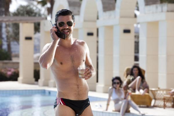 Bild 1 von 13: Der Erstgeborene des irakischen Diktators Saddam Hussein, Uday (Dominic Cooper), ist nicht gerade zimperlich, wenn es darum geht, sich Feinde zu machen. Nun soll ein Doppelgänger ihn in kritischen Momenten vertreten. Seine Wahl fällt auf den Soldaten Latif ...