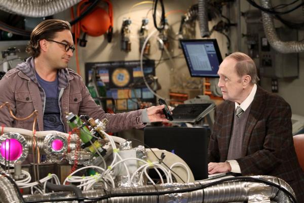 Bild 1 von 30: Sheldon ist gekränkt, als Professor Proton (Bob Newhart, r.) einen Ratschlag von Leonard (Johnny Galecki, l.) erbittet anstatt von ihm. Er sinnt auf Rache ...