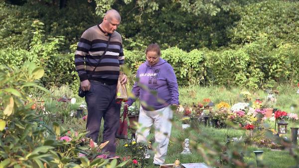 Bild 1 von 3: Stefan und Monika auf dem Friedhof