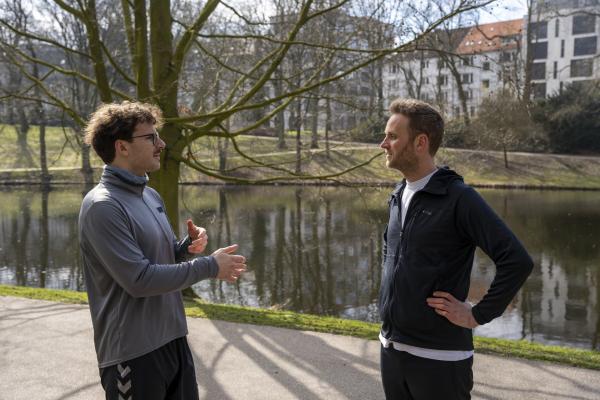 Bild 1 von 5: Psychologe Leon Windscheid (r.) trifft Max (l.). Dessen Erfahrungen beim Sex waren lange von dem Gefühl geprägt, Leistung erbringen zu müssen. So stark, dass er psychisch darunter litt. Zusammen gehen sie der Frage nach: Wie lösen wir uns vom Performancedruck beim Sex?