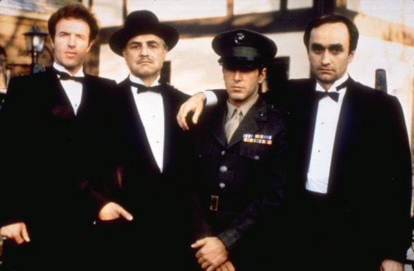 Bild 1 von 4: (v.l.n.r.) Sonny Corleone (James Caan); Don Vito Corleone (Marlon Brando); Michael Corleone (Al Pacino); Fredo Corleone (John Cazale)