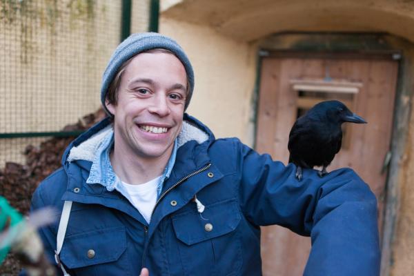 Bild 1 von 5: Checker Tobi mit einer Neukaledonischen Krähe