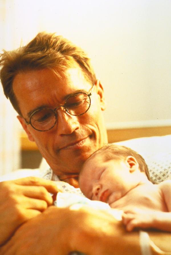 Bild 1 von 11: Nachdem er sich selbst künstlich befruchten hat, entscheidet sich Doktor Hesse (Arnold Schwarzenegger), das Baby auch auszutragen ...