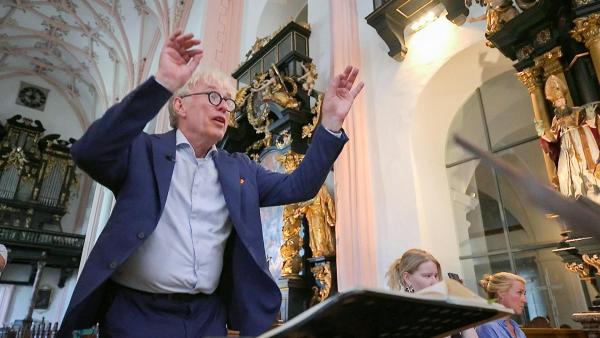 Bild 1 von 7: Im Bild: Martin Haselböck, Dirigent und Leiter des Musikfestivals \