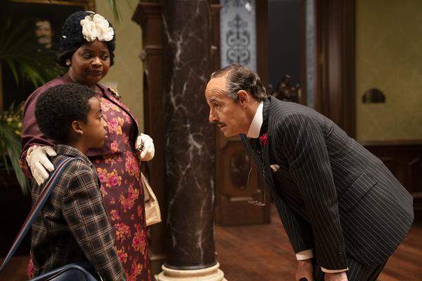Bild 1 von 8: Großmutter (Ovtavia Spencer, oben); Heldenjunge (Jahzir Bruno, unten); Mr Stringer (Stanley Tucci, r.)