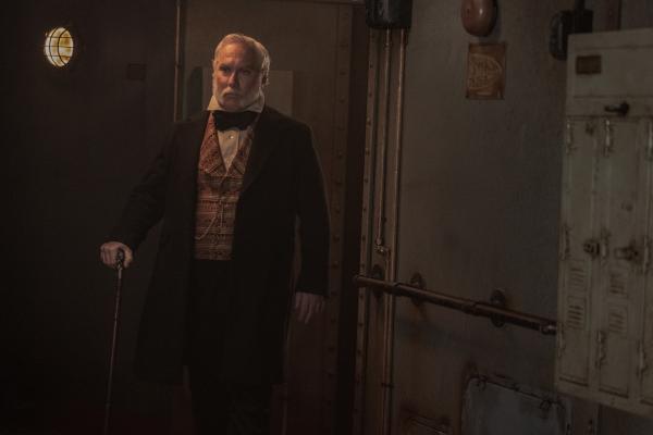 Bild 1 von 5: Nautilus/Series 1. Damien Garvey as Director Crawley in Nautilus. Cr. Vince Valitutti/Disney+