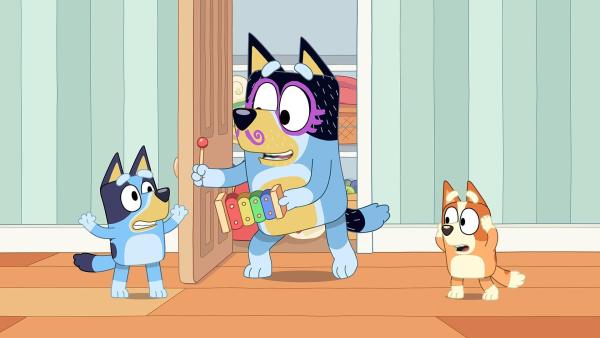 Bild 1 von 6: Während sich Bluey und Bingo um ihr magisches Xylophon streiten, übernimmt ihr Vater die Kontrolle und friert Bluey mit Hilfe des Xylophons ein. Nun ist Bingo ihre einzige Hoffnung.