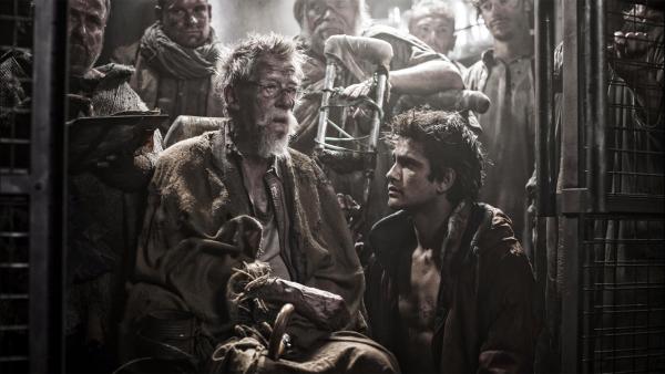 Bild 1 von 5: Gilliam (John Hurt, li.) und Grey (Luke Pasqualino)