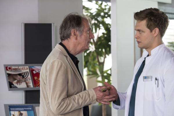 Bild 1 von 7: Bernhard Lorenz (Peter Prager, l.); Mikko Rantala (Luan Gummich, r.)