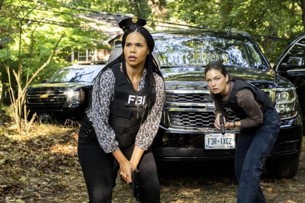 Bild 1 von 10: Sheryll Barnes (Roxy Sternberg, l.); Kristin Gaines (Alexa Davalos, r.)