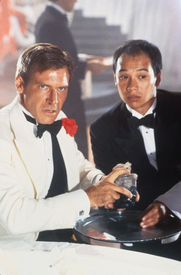 Bild 1 von 13: Indiana Jones (Harrison Ford, l.) wagt sich zusammen mit Wu Han (David Yip, r.) in die Höhle des Löwen. Indy sollte für den brutalen und hinterhältigen Gangsterboss Lao Che ein wertvolles Artefakt besorgen, doch Lao will Indy bei dem Deal übers Ohr hauen ...